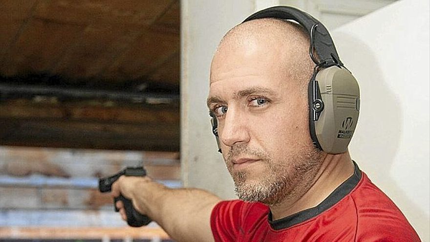 Lavilla, con el equipo necesario para la práctica del tiro olímpico.