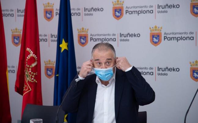 El alcalde Maya, con mascarilla, se dispone a dar una rueda de prensa sobre la pasarela del Labrit en mayo de 2020.