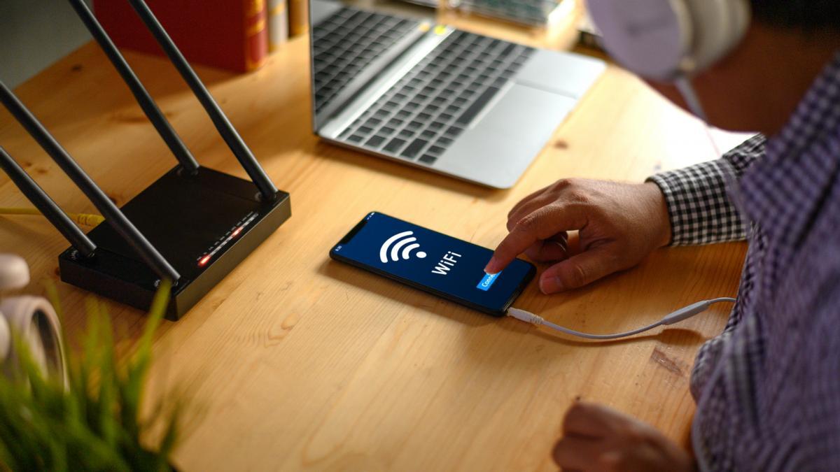 Localizar los dispositivos intrusos y echarlos de la red se puede hacer desde el móvil.