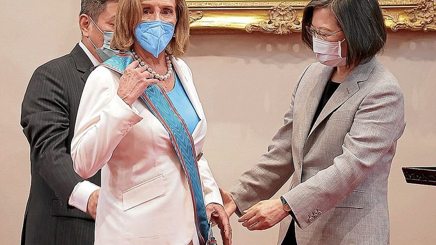 La presidenta del Congreso de EEUU, Nancy Pelosi, acompañada de la líder taiwanesa Tsai Ing-wen. | FOTO: E. P.