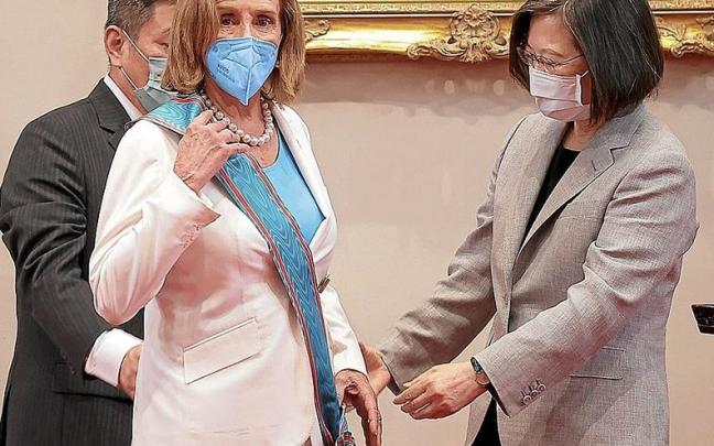 La presidenta del Congreso de EEUU, Nancy Pelosi, acompañada de la líder taiwanesa Tsai Ing-wen. | FOTO: E. P. La presidenta del Congreso de EEUU, Nancy Pelosi, acompañada de la líder taiwanesa Tsai Ing-wen. | FOTO: E. P.
