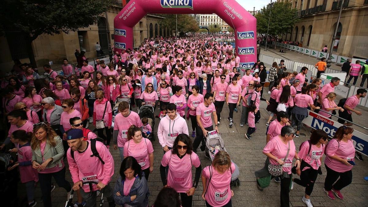 Miles de personas, en la última edición de la carrera contra el cáncer de mama en 2019.