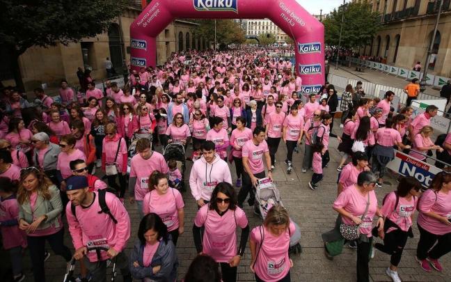 Miles de personas, en la &uacute;ltima edici&oacute;n de la carrera contra el c&aacute;ncer de mama en 2019.
