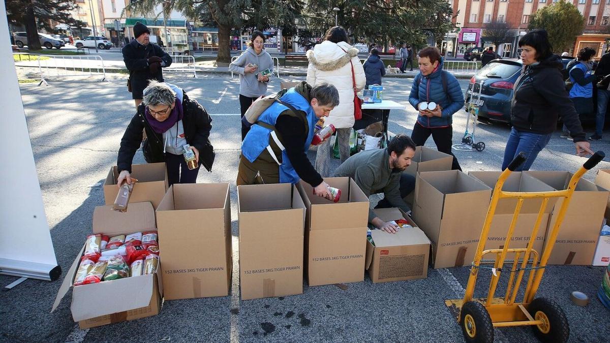 Voluntarios de la asociación Zaporeak en el antiguo edificio Iwer Matesa, en la Rochapea.