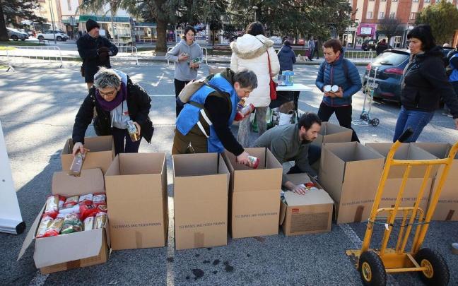 Voluntarios de la asociación Zaporeak en el antiguo edificio Iwer Matesa, en la Rochapea. Voluntarios de la asociación Zaporeak en el antiguo edificio Iwer Matesa, en la Rochapea.