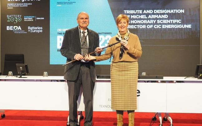 El científico francés recibió un homenaje durante la jornada celebrada en Gasteiz.