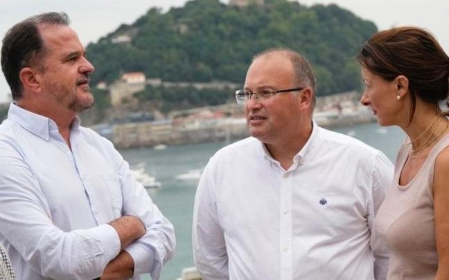 Los dirigentes del PP Carlos Iturgaiz, Miguel Tellado y Laura Garrido, ayer en Donostia. Los dirigentes del PP Carlos Iturgaiz, Miguel Tellado y Laura Garrido, ayer en Donostia.