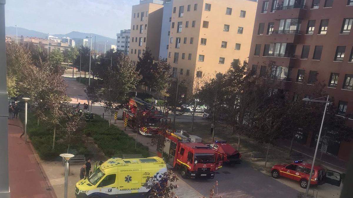 Bomberos y ambulancia en Paseo de Atenas de Salburua