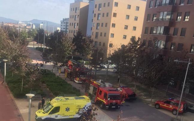 Bomberos y ambulancia en Paseo de Atenas de Salburua