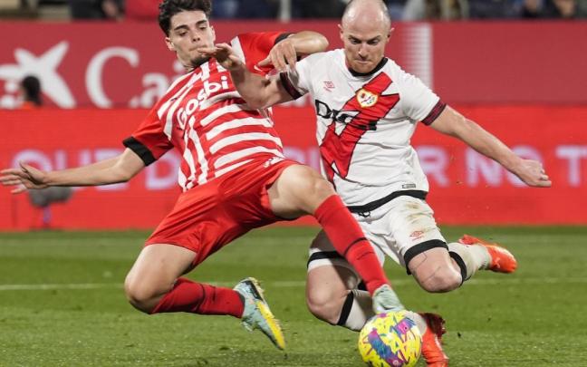 Miguel Gutiérrez pelea con Isi Palazón