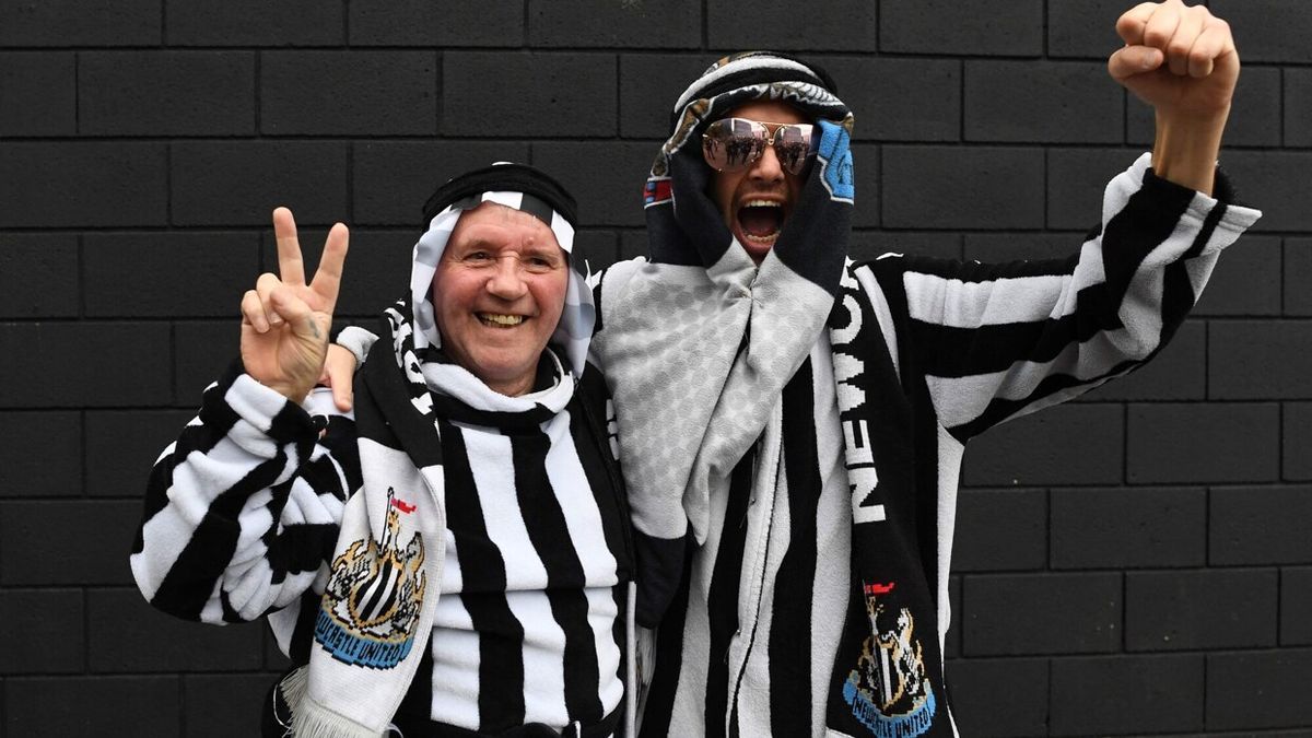 Dos aficionados del Newcastle, disfrazados de jeques cuando se oficializó la venta del club en 2021