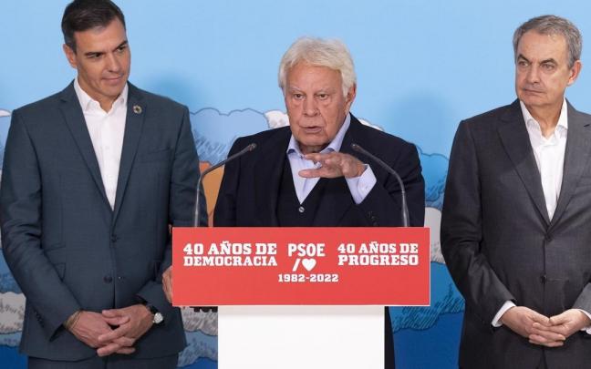 Pedro Sánchez y José Luis Rodríguez Zapatero escoltaron a Felipe González en el acto celebrado ayer en Ferraz. Pedro Sánchez y José Luis Rodríguez Zapatero escoltaron a Felipe González en el acto celebrado ayer en Ferraz.