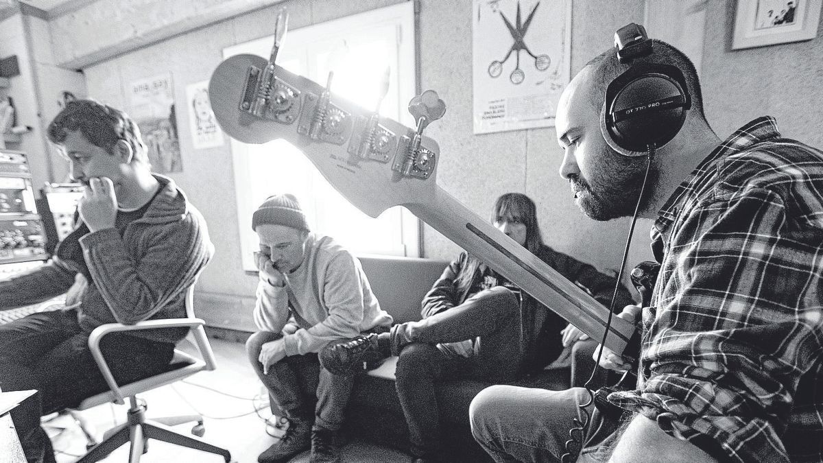 Argazkian, musikariak Bonberenean egindako grabaketan.