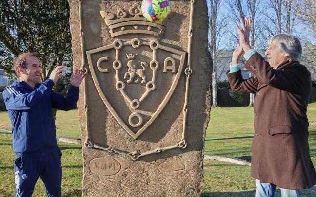 Enrique Martín Monreal le pasa un balón a Jagoba Arrasate delante del monolito con el escudo de Osasuna que hay en Tajonar. Haz clic para ver las fotos del encuentro de entrenadores. Enrique Martín Monreal le pasa un balón a Jagoba Arrasate delante del monolito con el escudo de Osasuna que hay en Tajonar. Haz clic para ver las fotos del encuentro de entrenadores.
