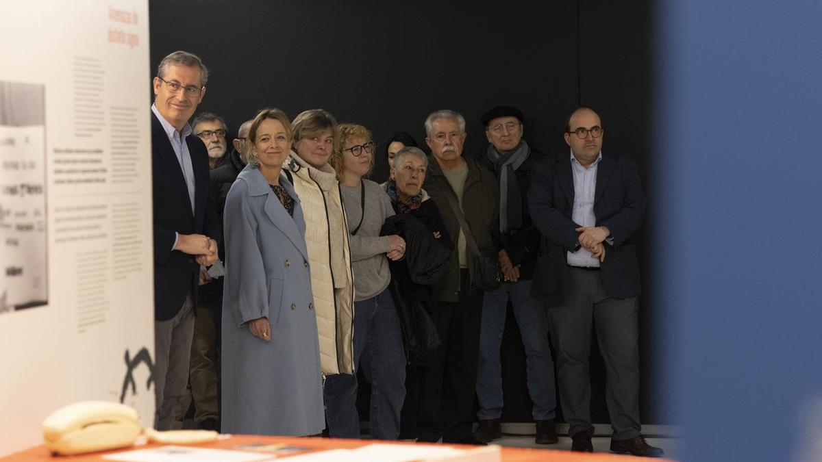 Autoridades y víctimas durante la inauguración de la exposición "En la diana", en Aiete.