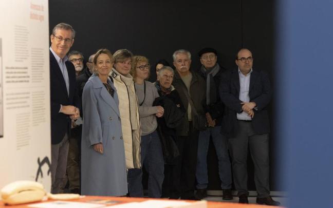 Autoridades y víctimas durante la inauguración de la exposición "En la diana", en Aiete.