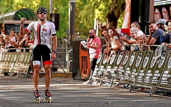 Nolan Beddiaf celebrando la victoria en la línea de meta entre los aplausos del publico.