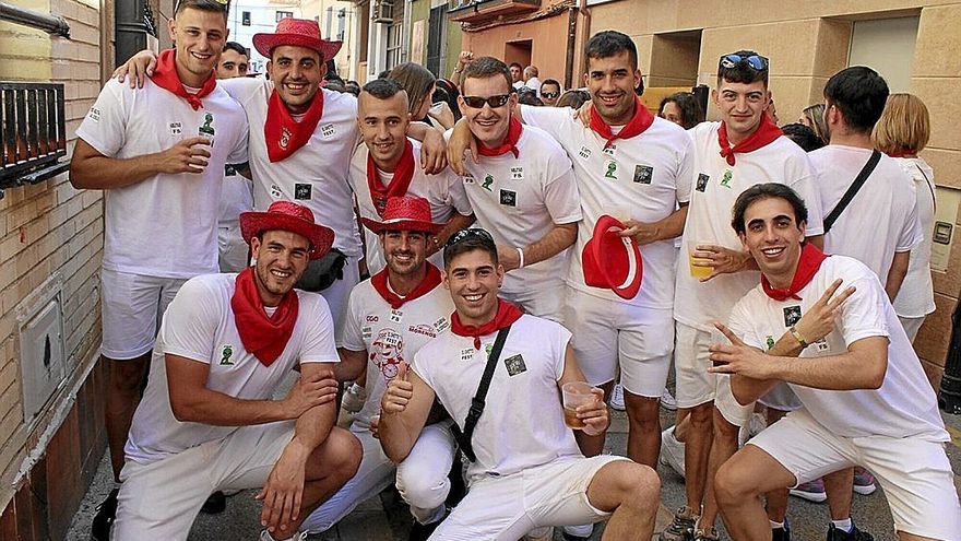 Una cuadrilla de Ablitas posa tras el lanzamiento del cohete.