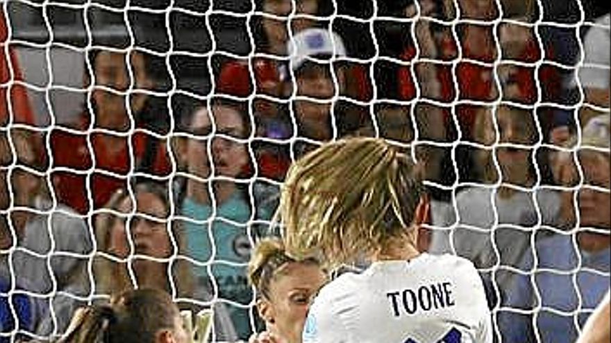 Toone se dispone a marcar. | FOTO: EFE