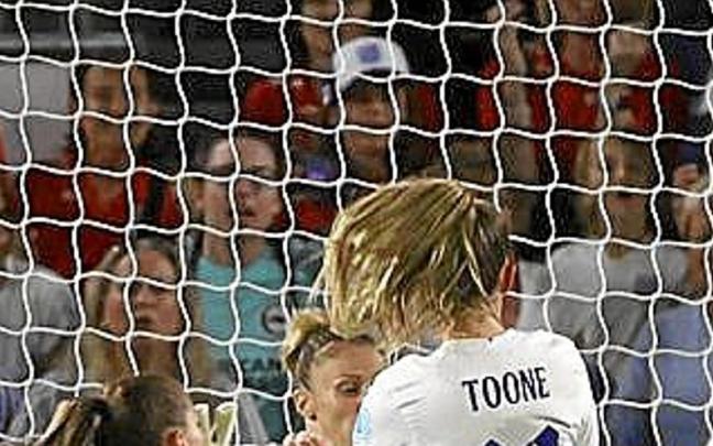 Toone se dispone a marcar. | FOTO: EFE