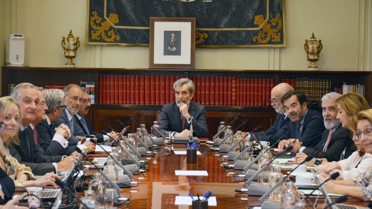 El presidente del Consejo General del Poder Judicial (CGPJ), Carlos Lesmes, preside un Pleno extraordinario.