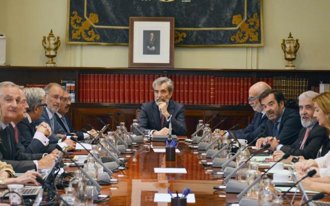 El presidente del Consejo General del Poder Judicial (CGPJ), Carlos Lesmes, preside un Pleno extraordinario.