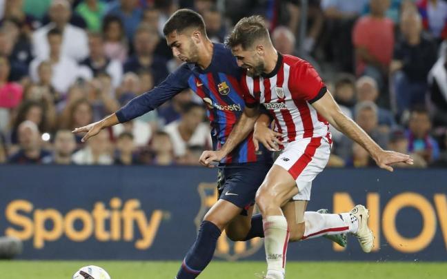 Yeray Álvarez disputa un balón con Ferran Torres. Yeray Álvarez disputa un balón con Ferran Torres.