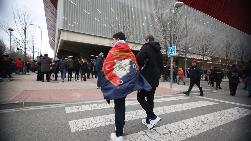 Recibimiento de la afición cuando Osasuna ha saltado al campo