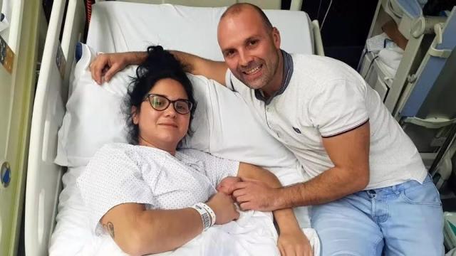 Laura y Pedro posan felices con Aimar, el bebé secuestrado en Santutxu. Deia.