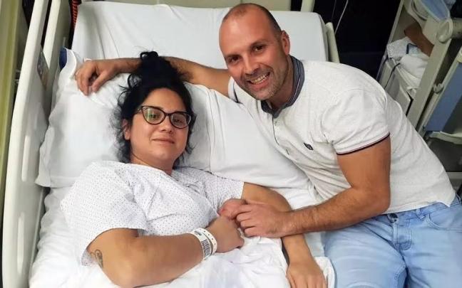 Laura y Pedro posan felices con Aimar, el bebé secuestrado en Santutxu. Deia.