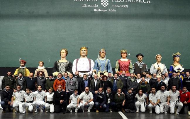 Los antiguos miembros de la Comparsa recibieron un pañuelo conmemorativo y posaron junto a los gigantes.