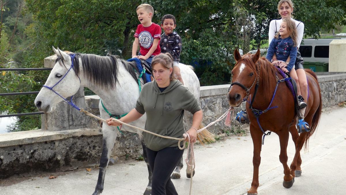 También se pudo disfrutar de paseos a caballo por el pueblo.