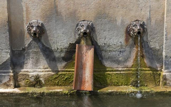 Una fuente, sin apenas agua corriendo por sus ca&ntilde;os.