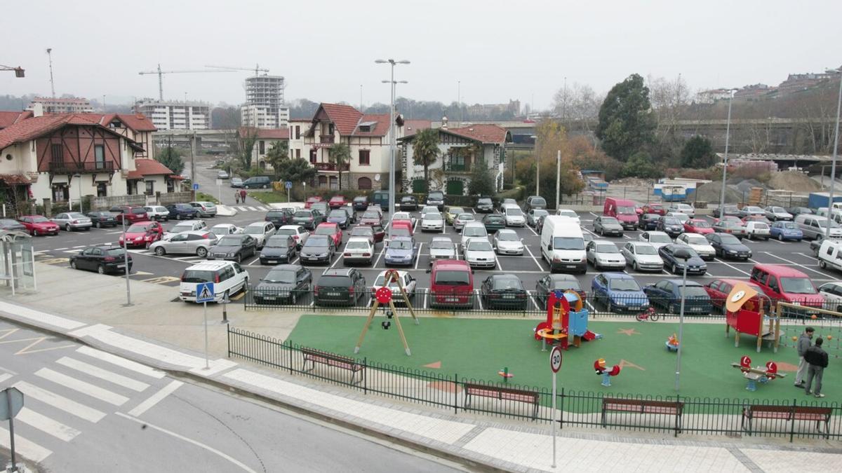 Zona de aparcamiento que, en el futuro, será una plaza amplia, con una parte cubierta para juegos y actividades culturales.