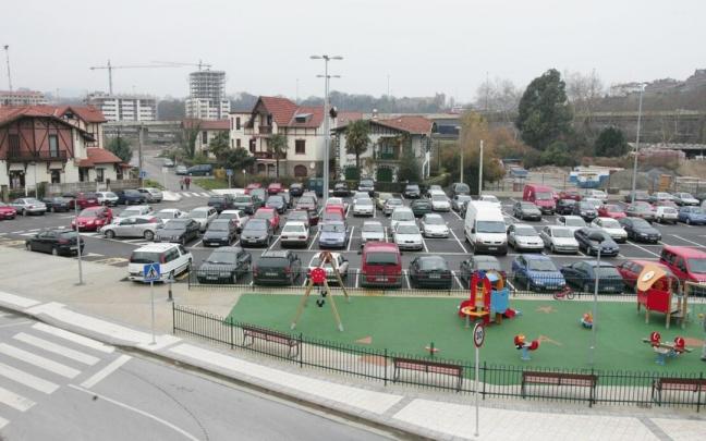 Zona de aparcamiento que, en el futuro, ser&aacute; una plaza amplia, con una parte cubierta para juegos y actividades culturales.