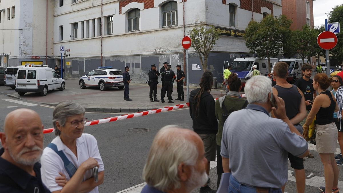 La Ertzaintza y la Polic&iacute;a municipal de Getxo han precintado esta ma&ntilde;ana un edificio utilizado por personas mayores del barrio de Romo