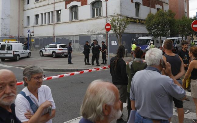 La Ertzaintza y la Polic&iacute;a municipal de Getxo han precintado esta ma&ntilde;ana un edificio utilizado por personas mayores del barrio de Romo