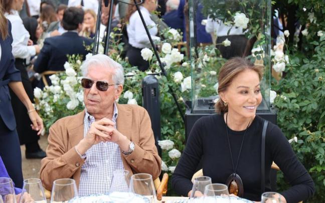 Mario Vargas Llosa e Isabel Preysler durante un acto. Mario Vargas Llosa e Isabel Preysler durante un acto.