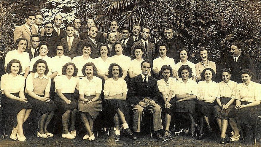 La primera hornada de voces de ka Agrupación Coral de Elizondo, con su fundador y director Juan Eraso Olaetxea.