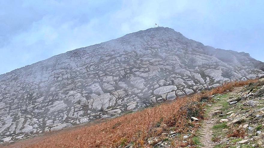 Uno de los recorridos discurre cera del Pico de la Cruz, cima local de referencia.