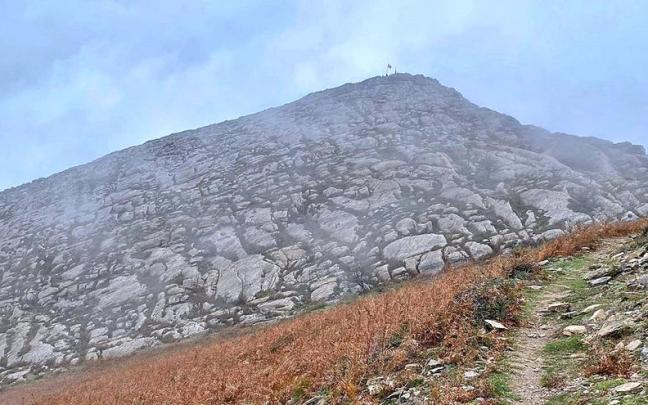 Uno de los recorridos discurre cera del Pico de la Cruz, cima local de referencia.