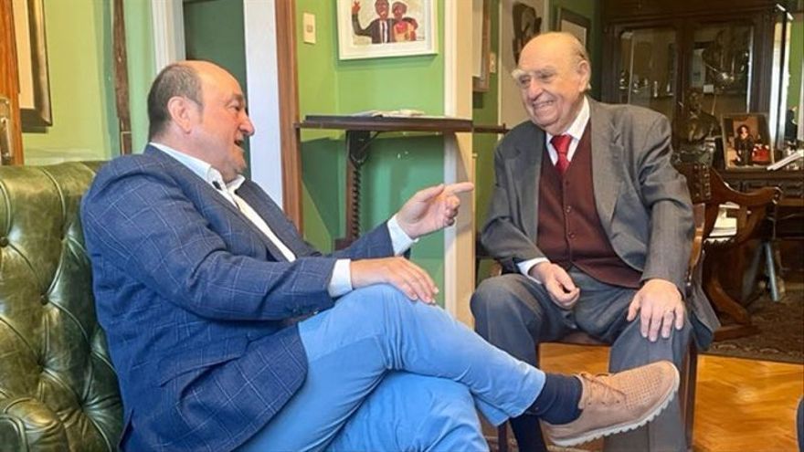 Ortuzar, esta semana junto al expresidente de Uruguay y actual secretario general del Partido Colorado Julio María Sanguinetti