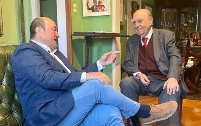 Ortuzar, esta semana junto al expresidente de Uruguay y actual secretario general del Partido Colorado Julio María Sanguinetti