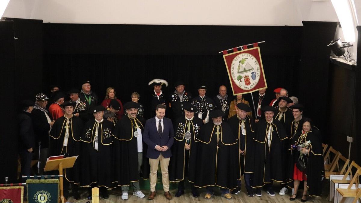 Los cofrades de honor posaron con el alcalde de Tudela y el presidente de la Cofradía al final del acto