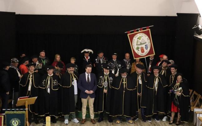 Los cofrades de honor posaron con el alcalde de Tudela y el presidente de la Cofradía al final del acto