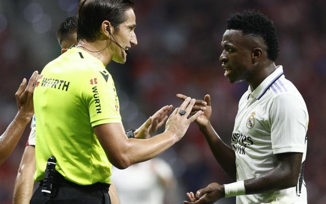 El delantero brasileño del Real Madrid, Vinicius Jr, y el árbitro Munuera Montero, en una imagen de archivo.