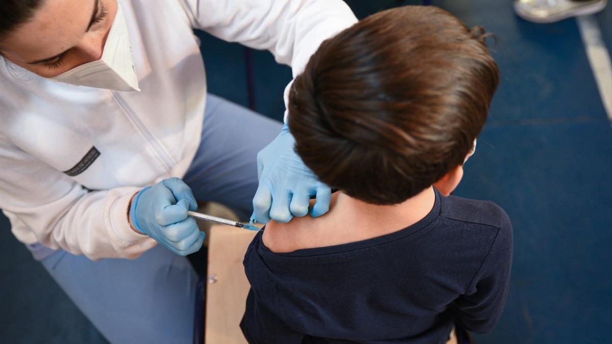 Un niño recibe la vacuna contra la covid.