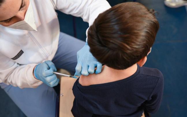 Un niño recibe la vacuna contra la covid.