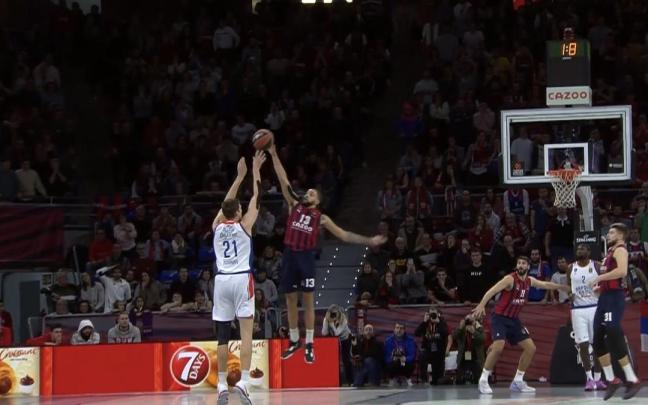 Thompson tapona el lanzamiento de Pleiss en el último segundo de la prórroga Thompson tapona el lanzamiento de Pleiss en el último segundo de la prórroga