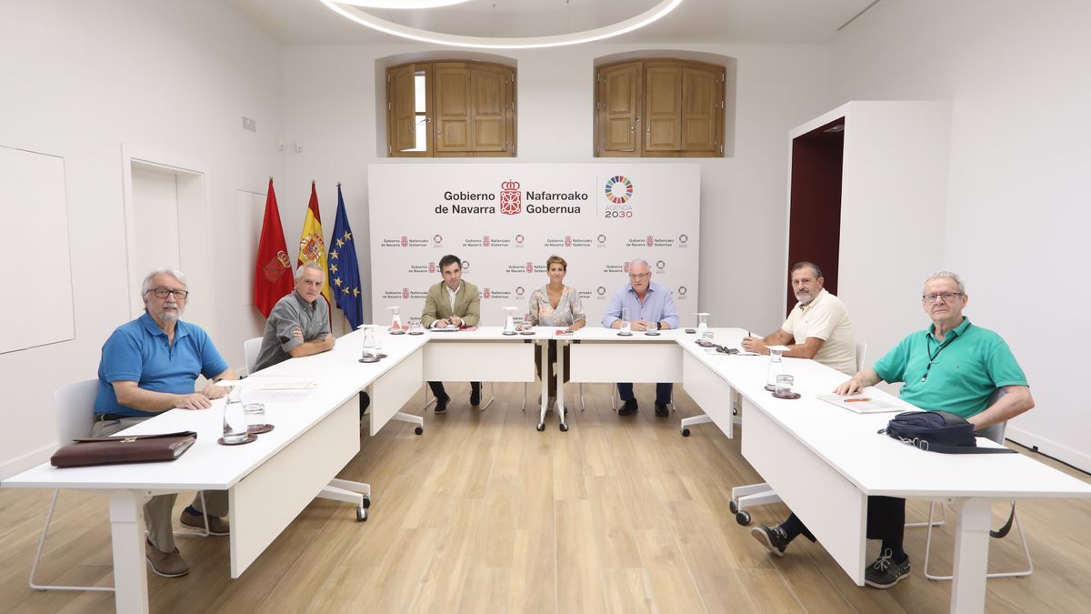 La Presidenta de Navarra, María Chivite, el director general de Comunicación y Relaciones Institucionales, Miguel Moreno, y el director gerente del Instituto Navarro del Deporte, Miguel Ángel Pozueta, junto a representantes de la Asoc